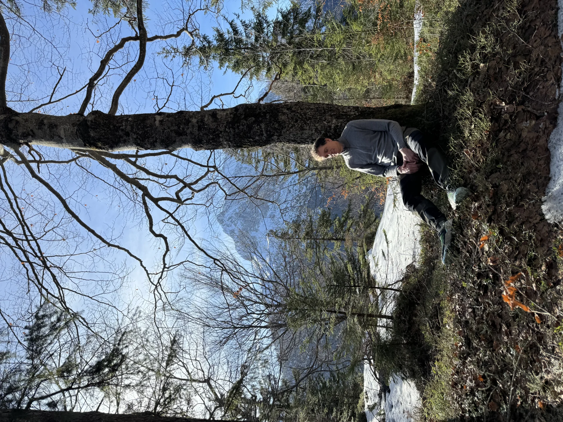 Mirco meditiert an Baum gelehnt