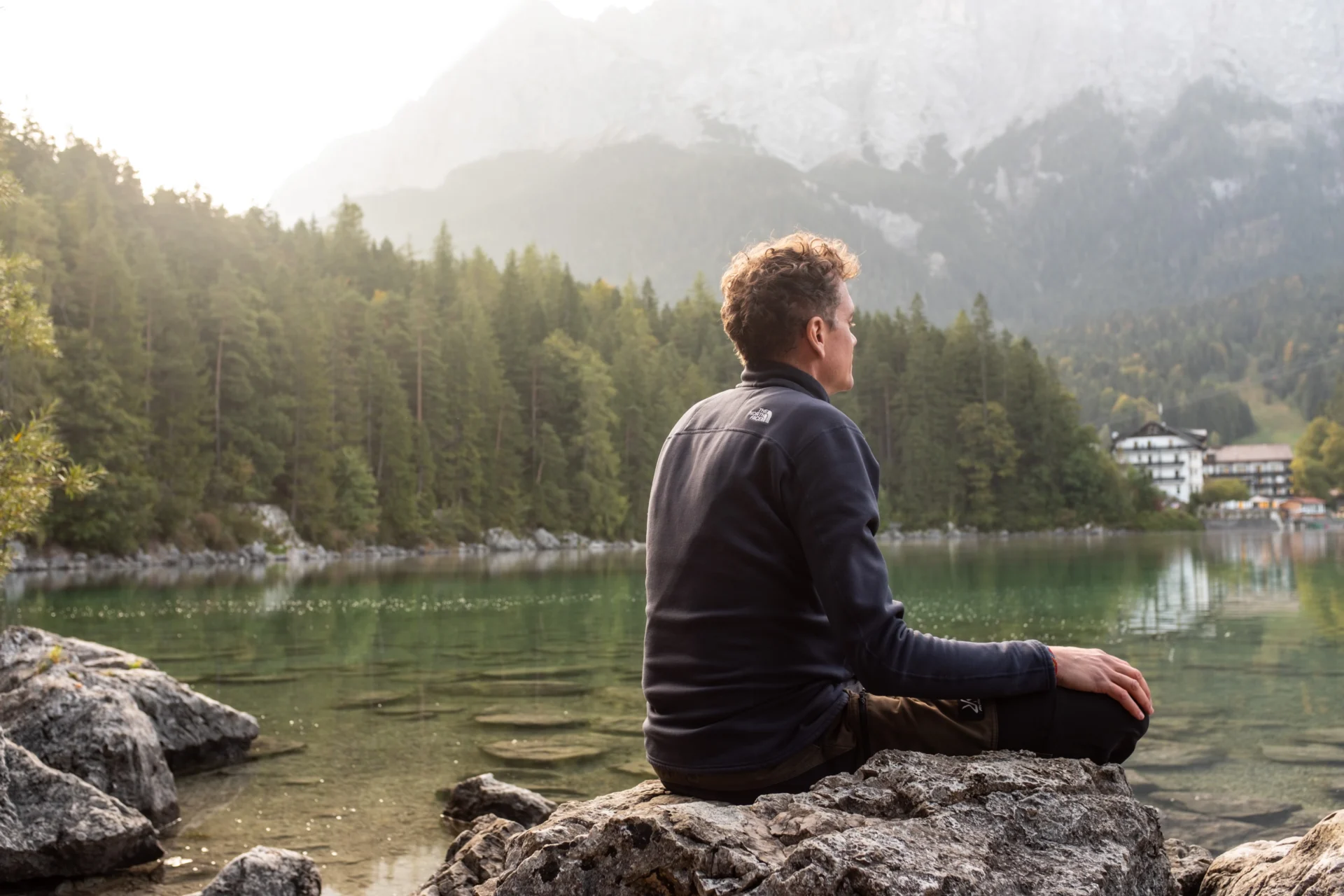 Mirco Meditiert am Eibsee