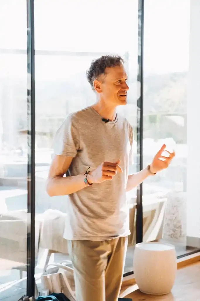 Mirco gibt Deep Rest Meditationsworkshop