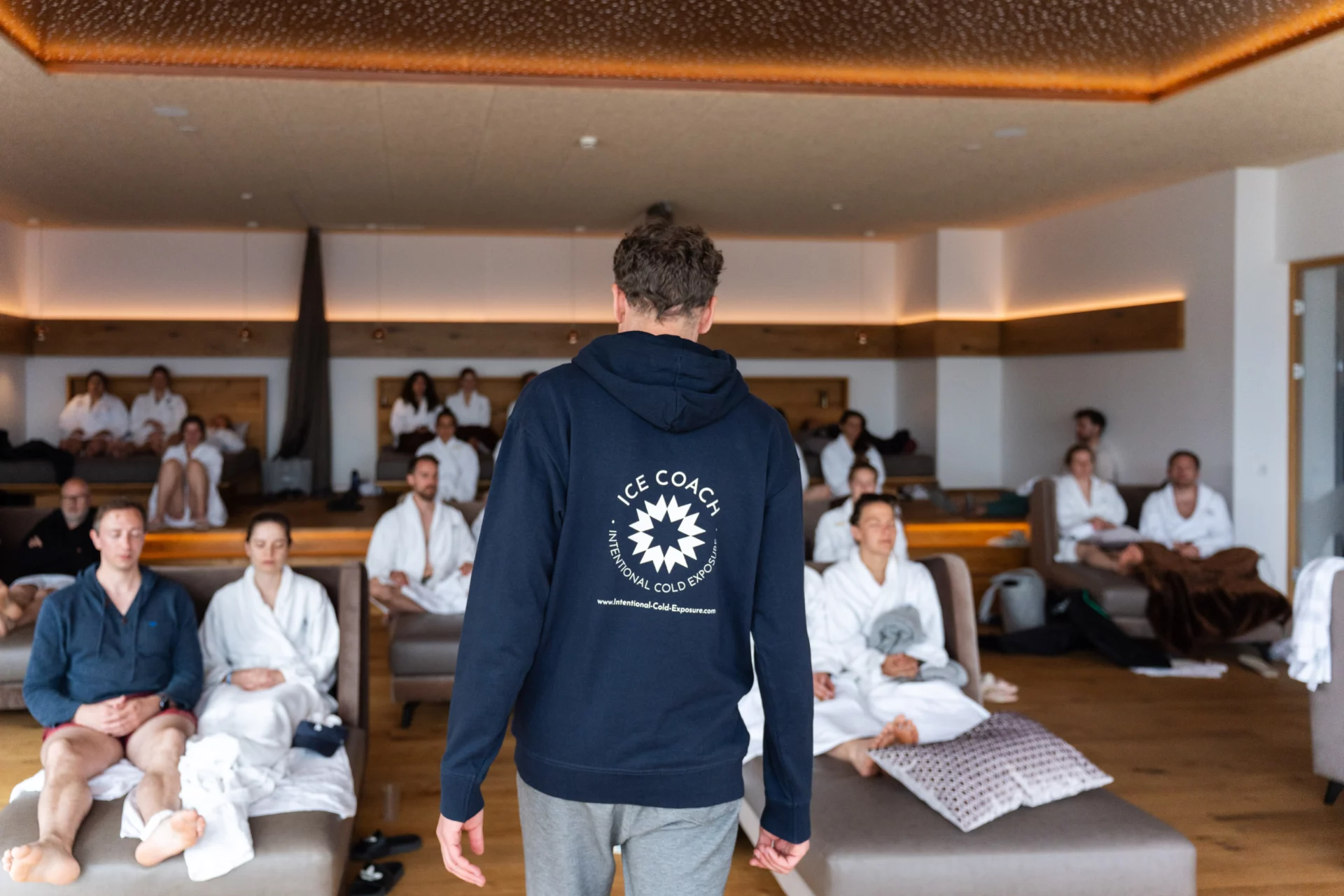 Mirco bereitet Team auf Eisbad vor