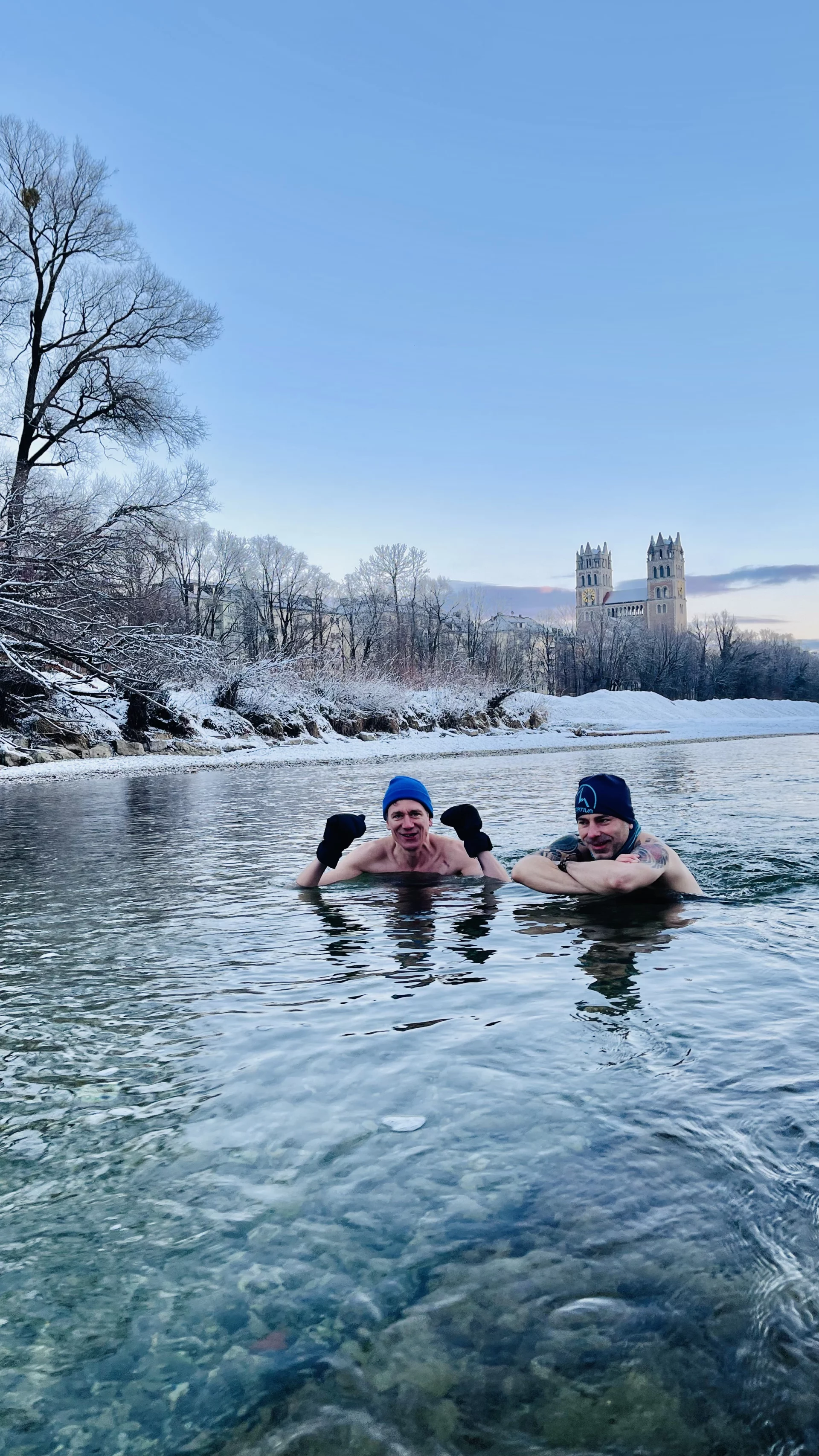 Mirco nimmt im Winter in der Isar ein Eisbad