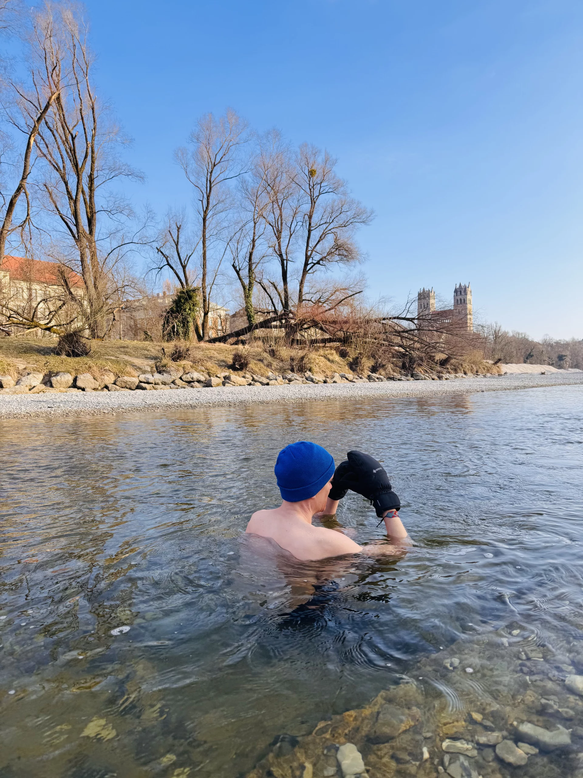 Mirco beim Eisbaden an der Weideninsel in München