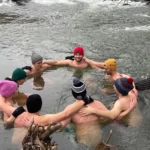 Gruppe beim Eisbaden im Neckar in Rottweil