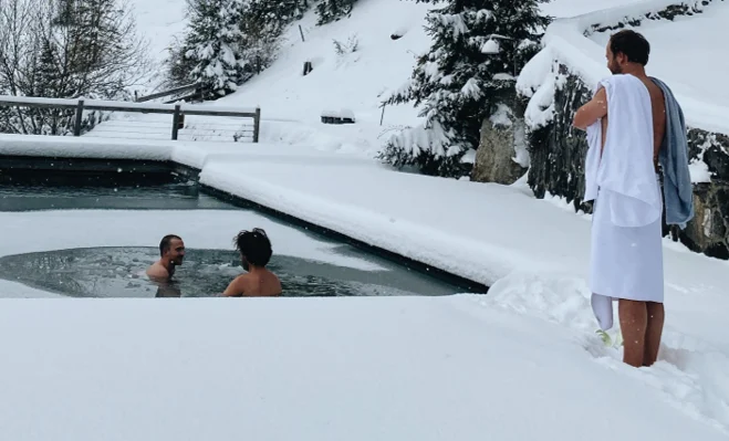 Eisbaden im Naturpool des Almbads Sillberghaus