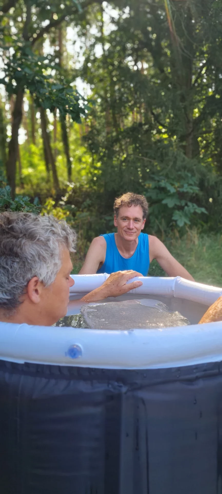 Mirco coacht Teilnehmerin im Eisbad