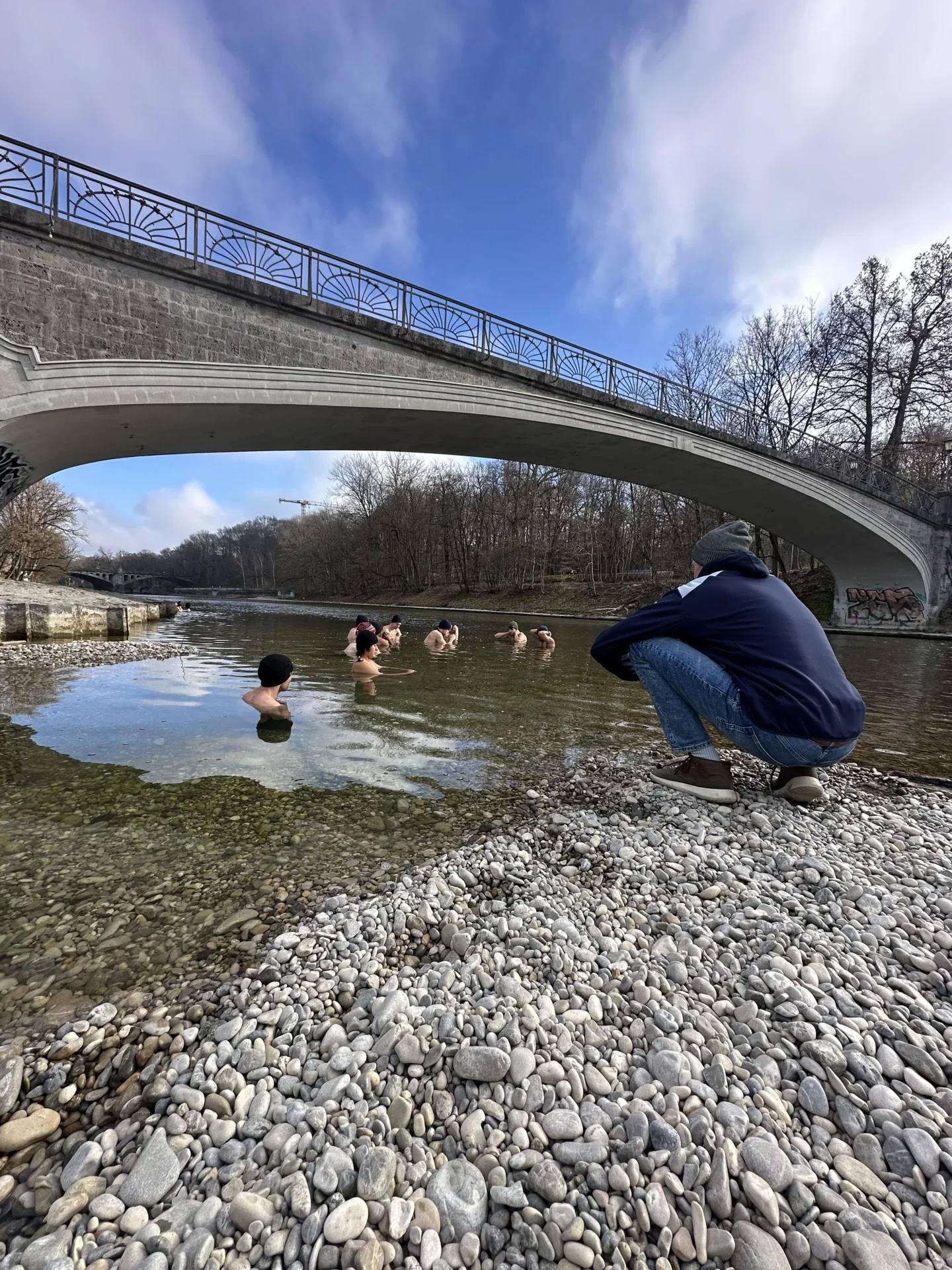 Mirco coacht Teilnehmer beim Eisbaden am Kabelsteg München