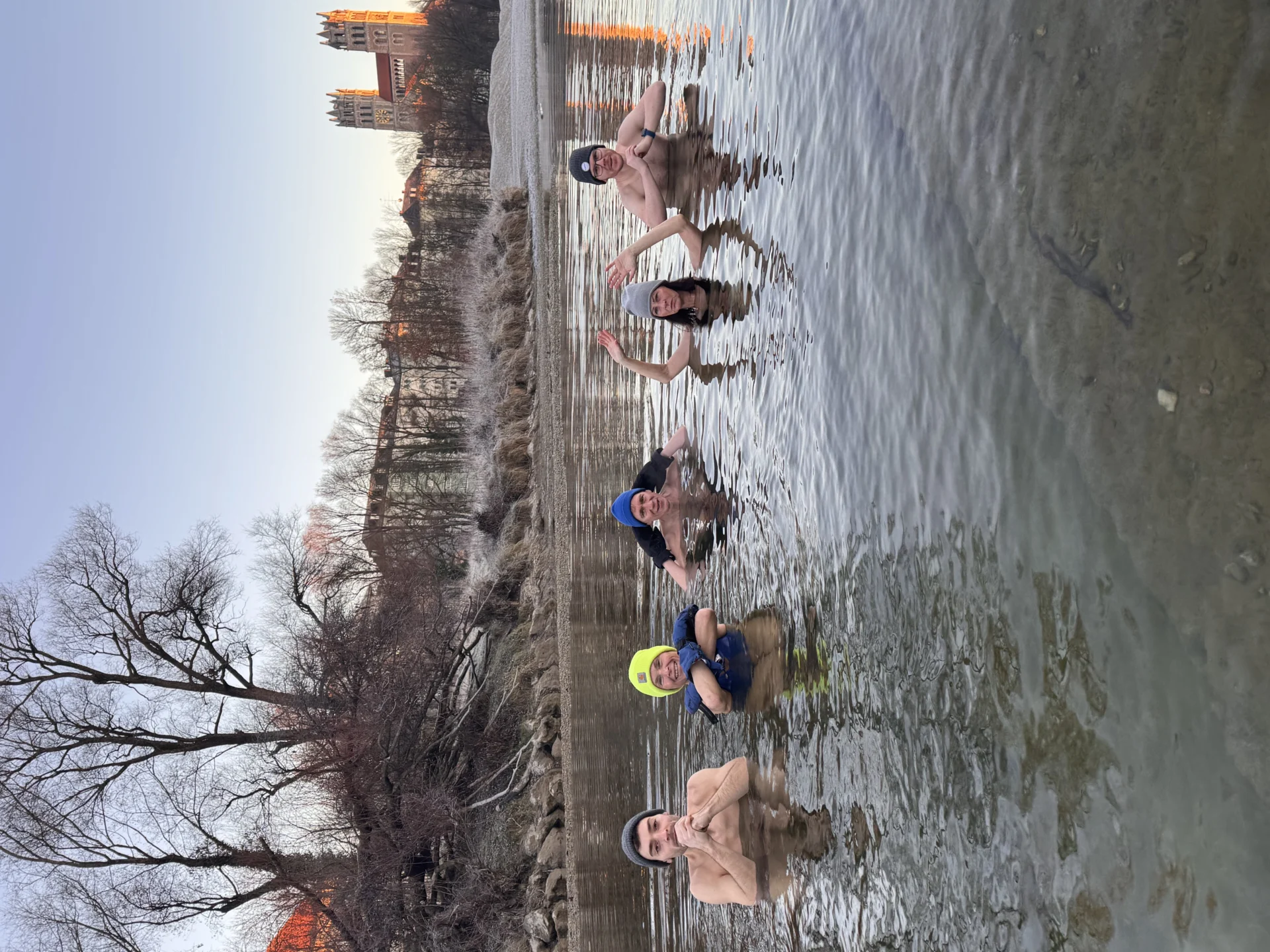 Mirco beim sicheren Eisbaden in der Isar
