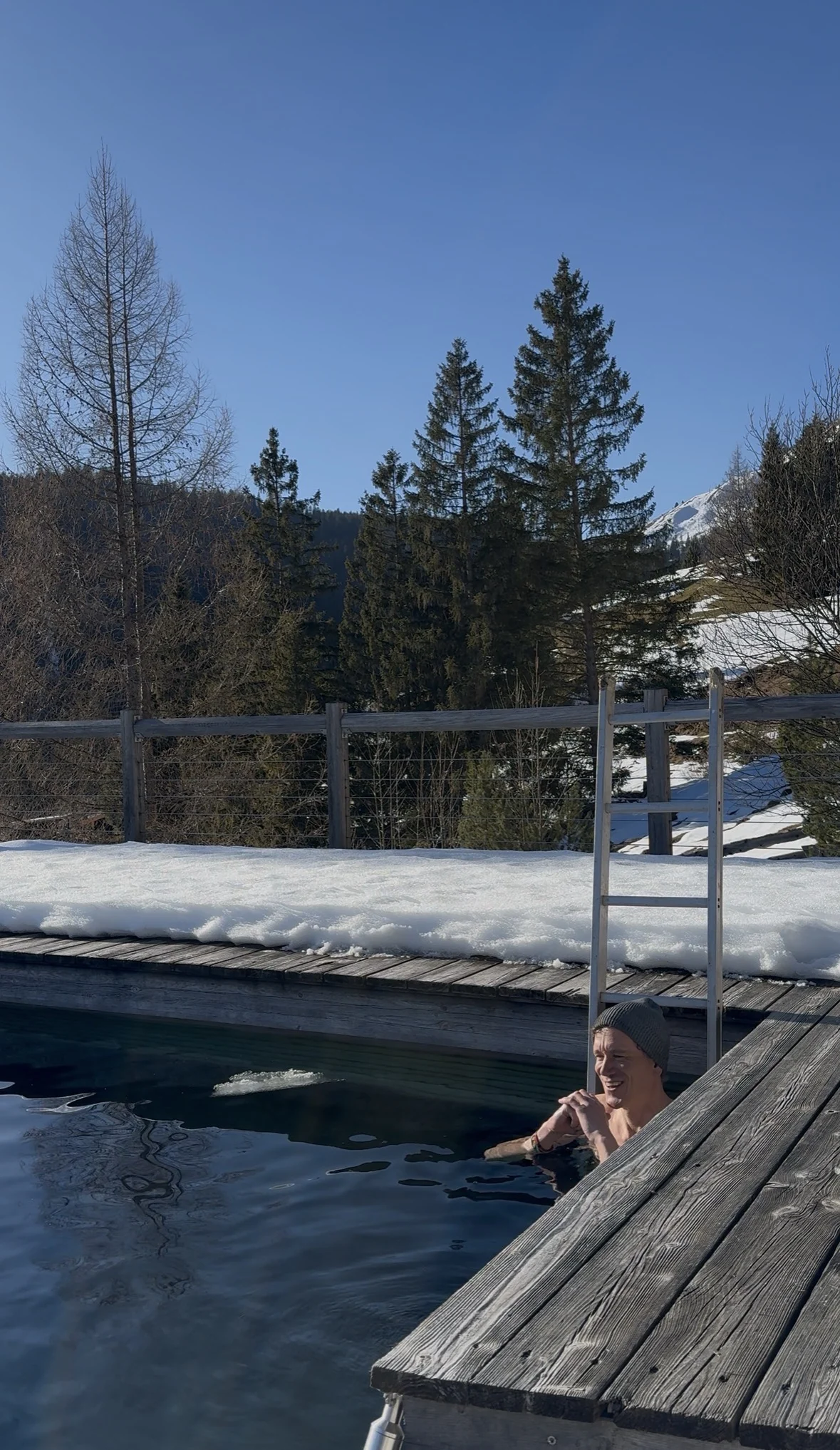 Mirco beim Eisbaden auf dem Almbad Sillberghaus