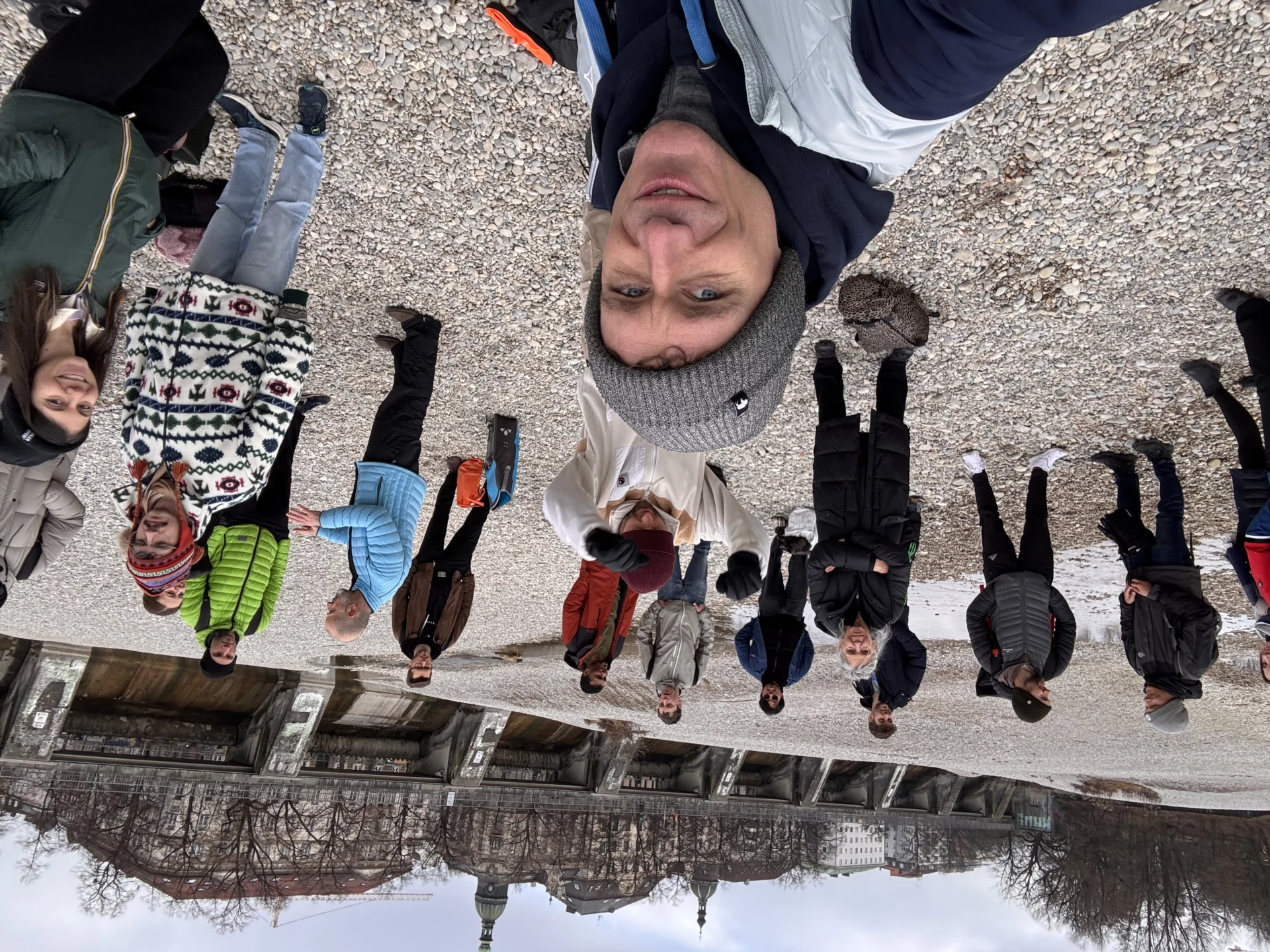 Mirco mit Teilnehmern bei seinem Eisbade Workshop am Kabelsteg