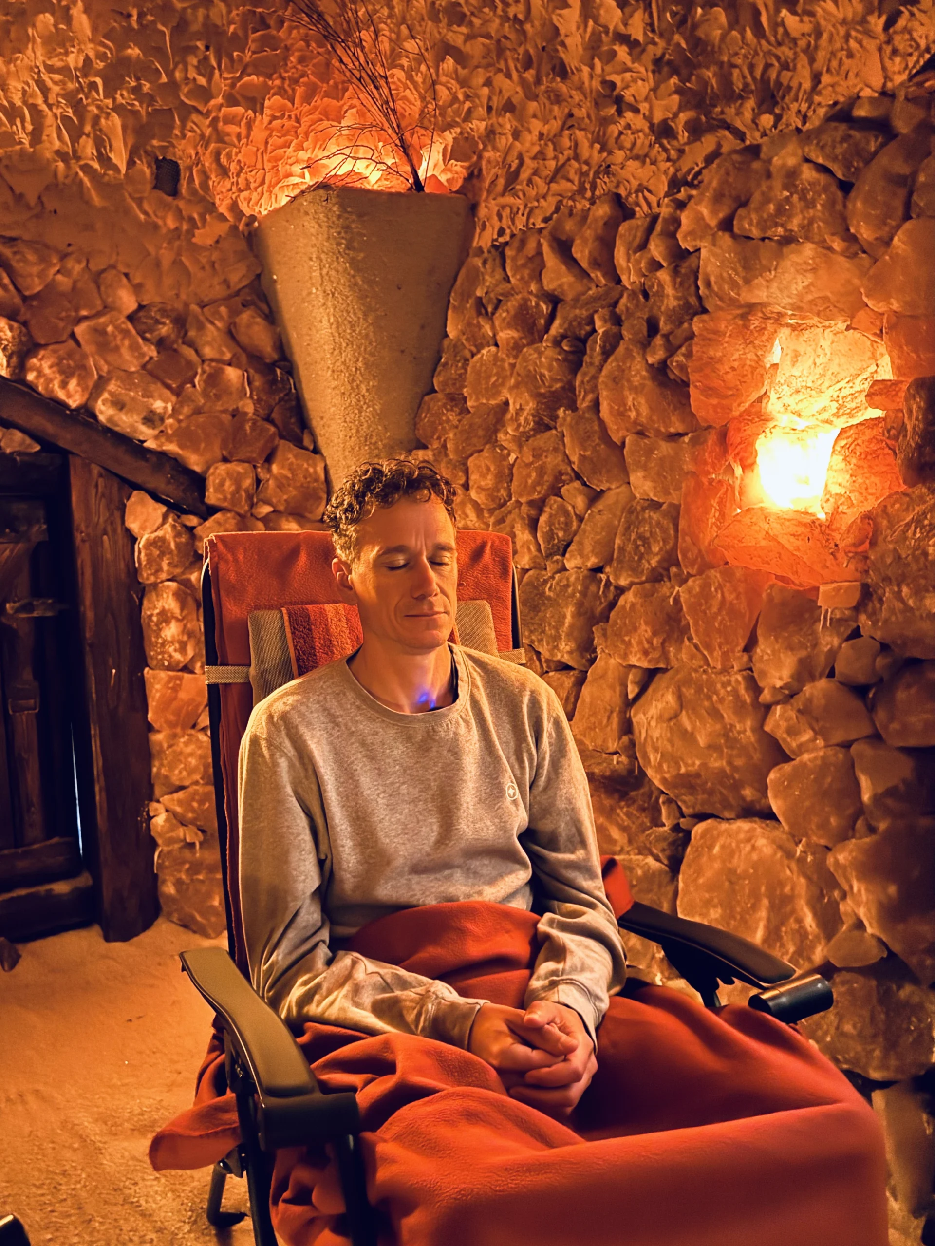 Mirco meditiert in Salzgrotte