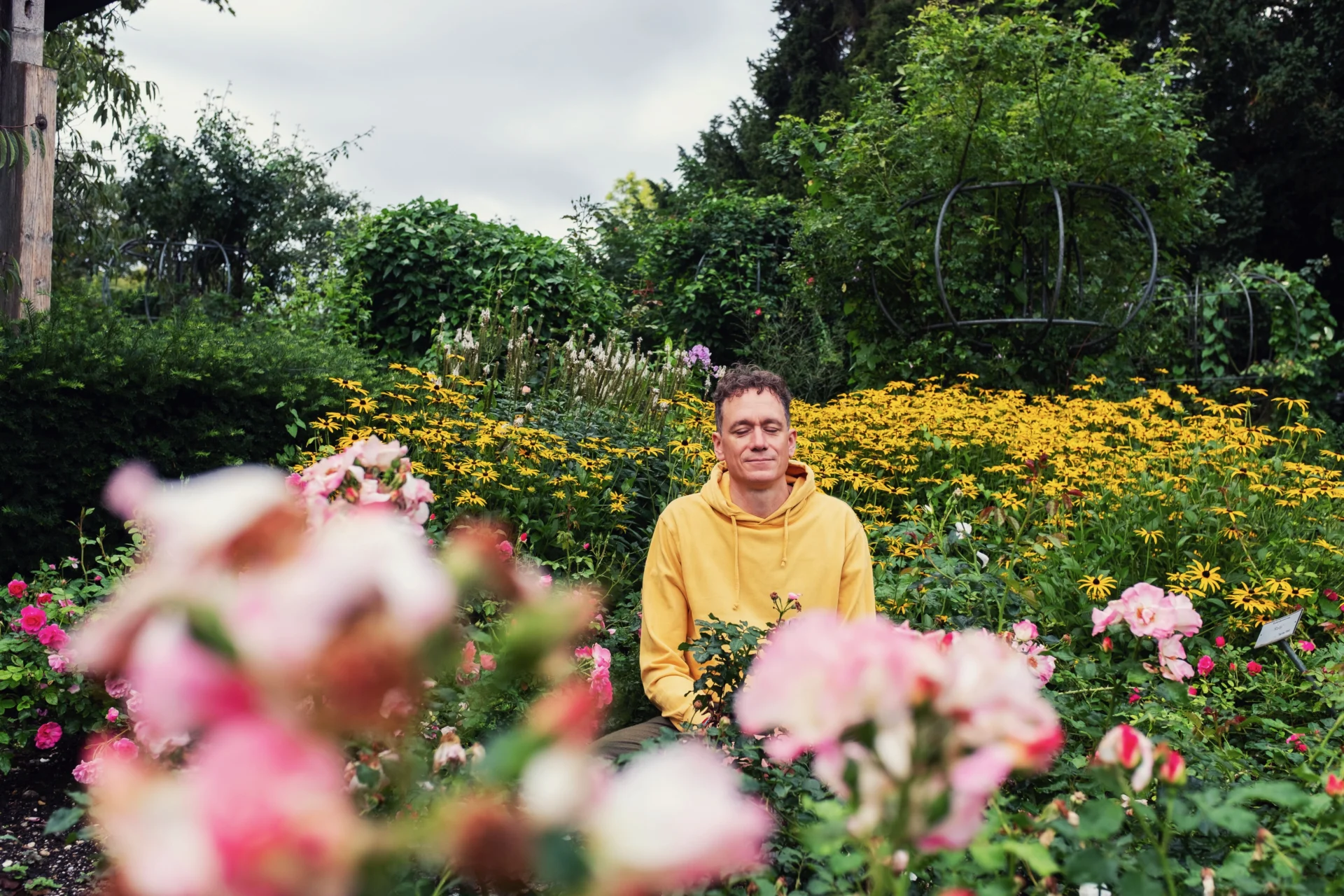 Meditation für Anfänger, Mirco meditiert in Garten