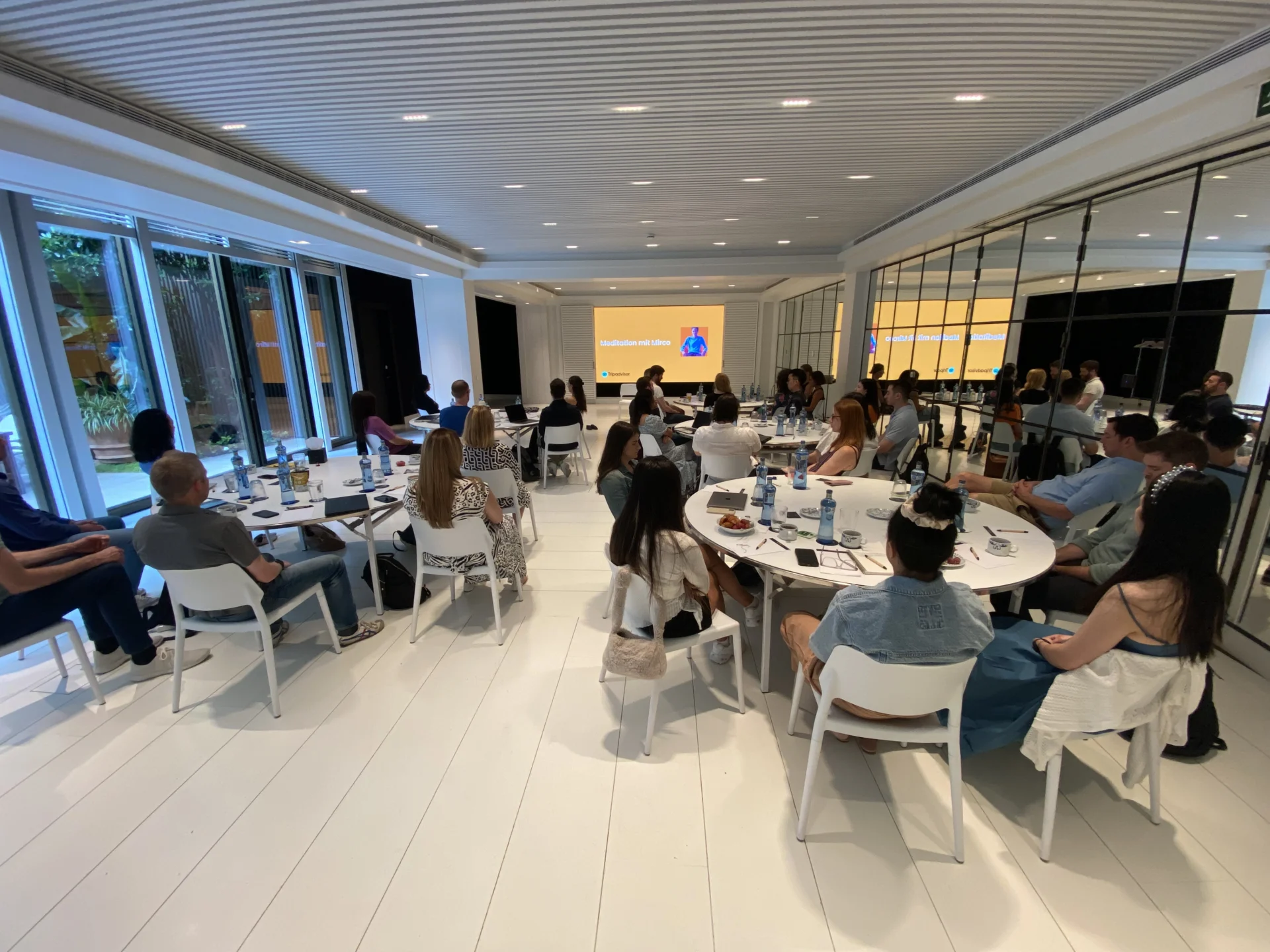 Eine Gruppe von Führungskräften beim Meditieren