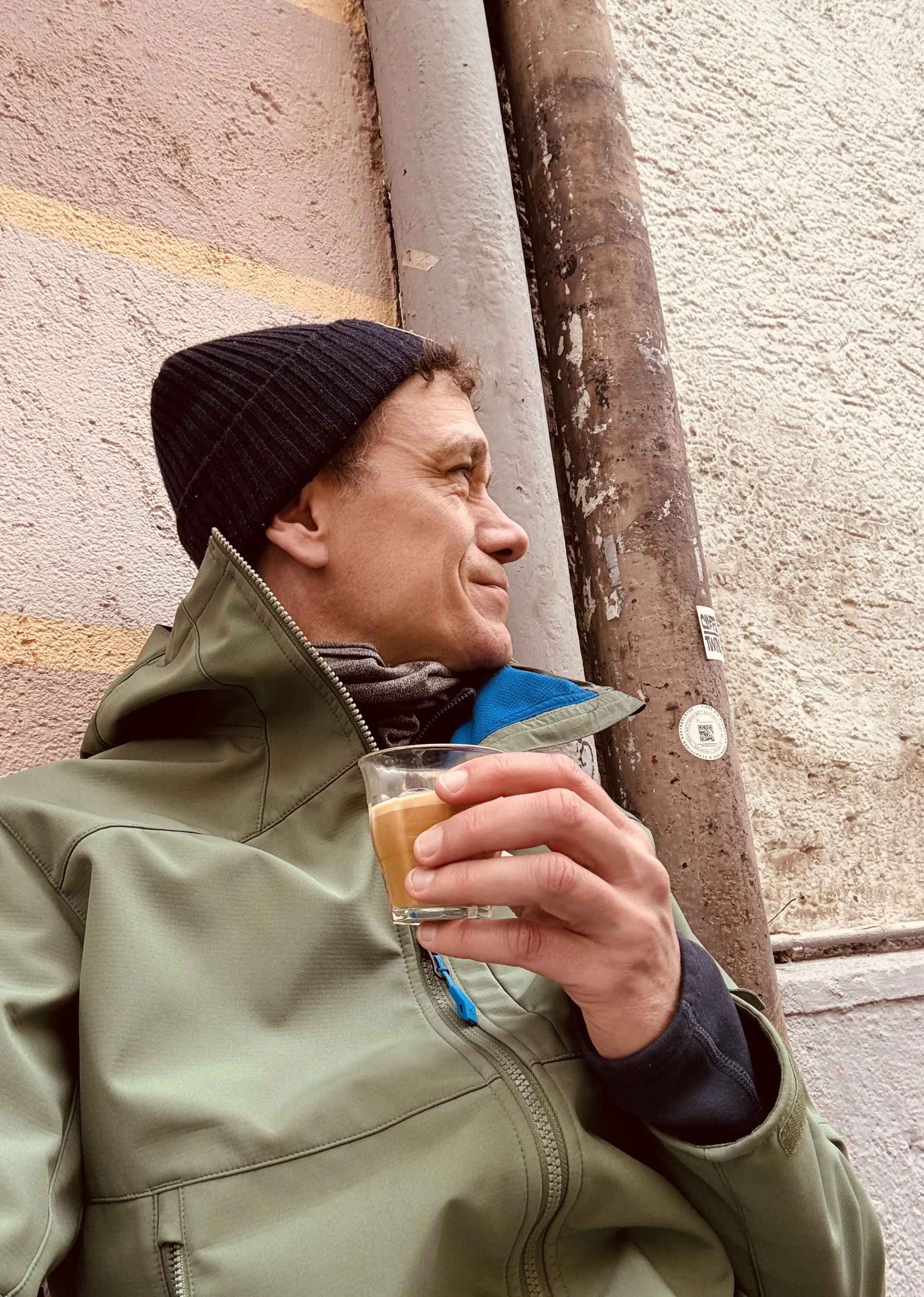 Meditationslehrer Mirco Schanz trinkt einen Kaffee