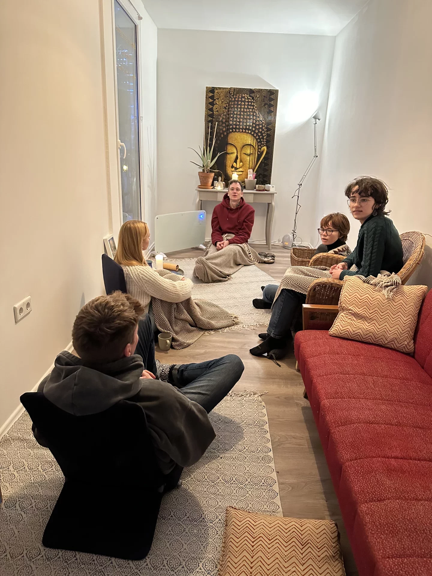 Schüler hören Mirco beim Meditationsunterricht zu