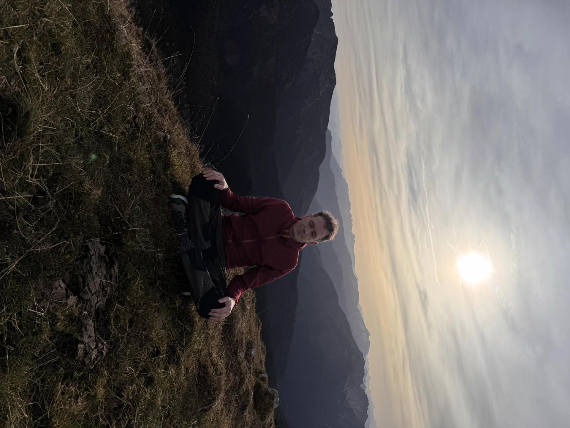 Mirco meditiert in den Bergen