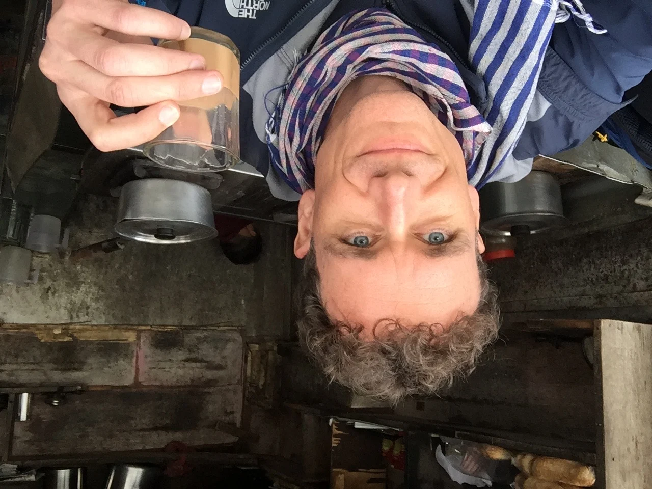 Meditationslehrer Mirco trinkt Chai Tea in Indien