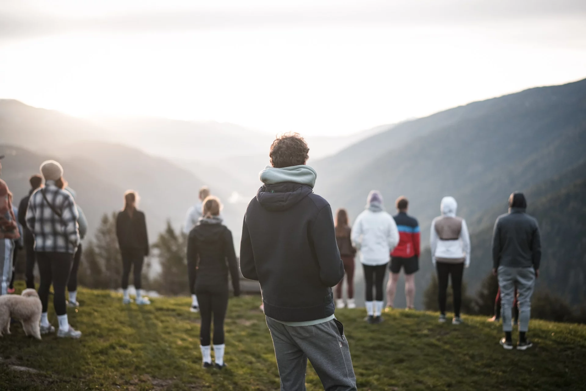 Mirco leitet Sinnesmeditation im Freien