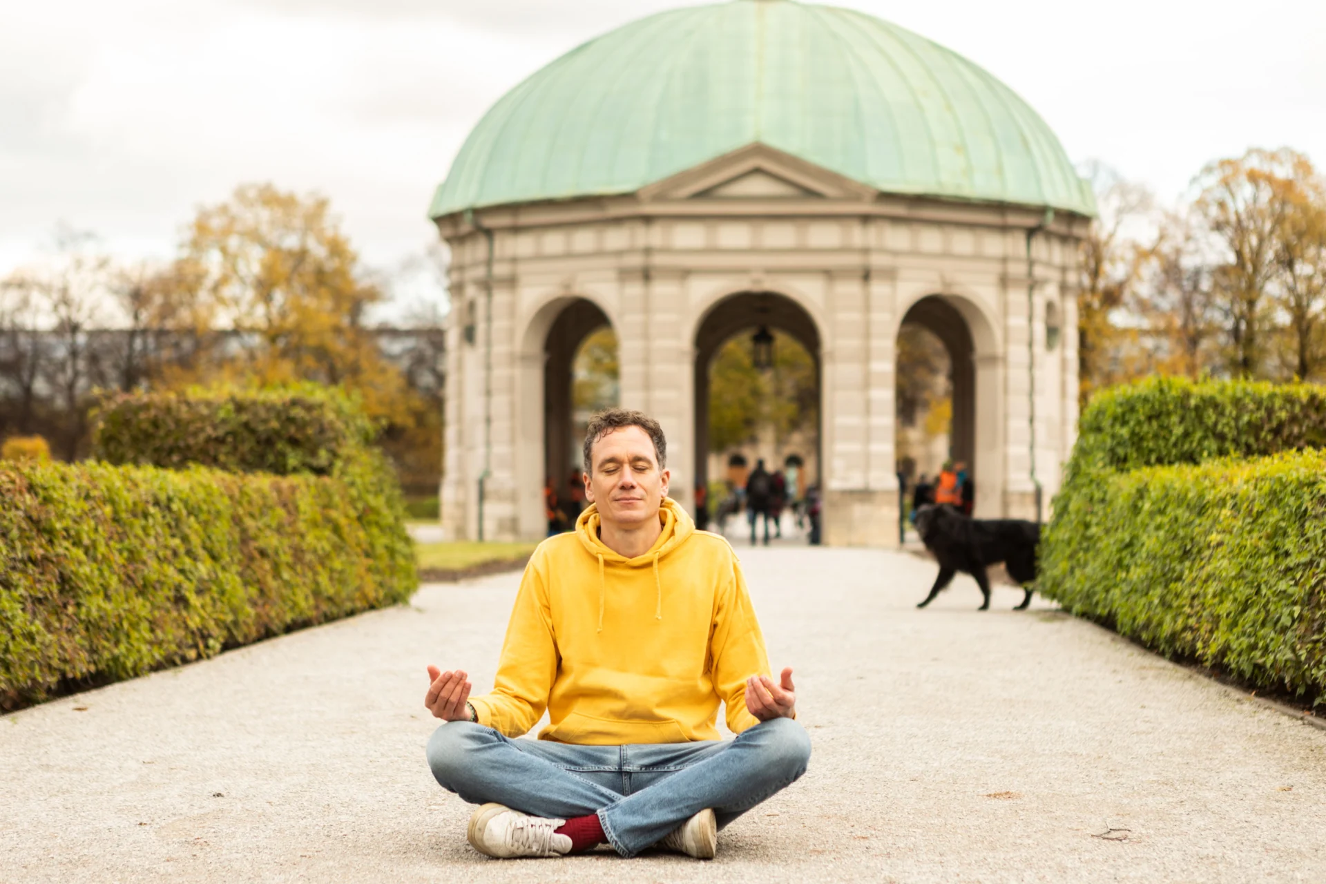 Mirco meditiert im Hofgarten in München