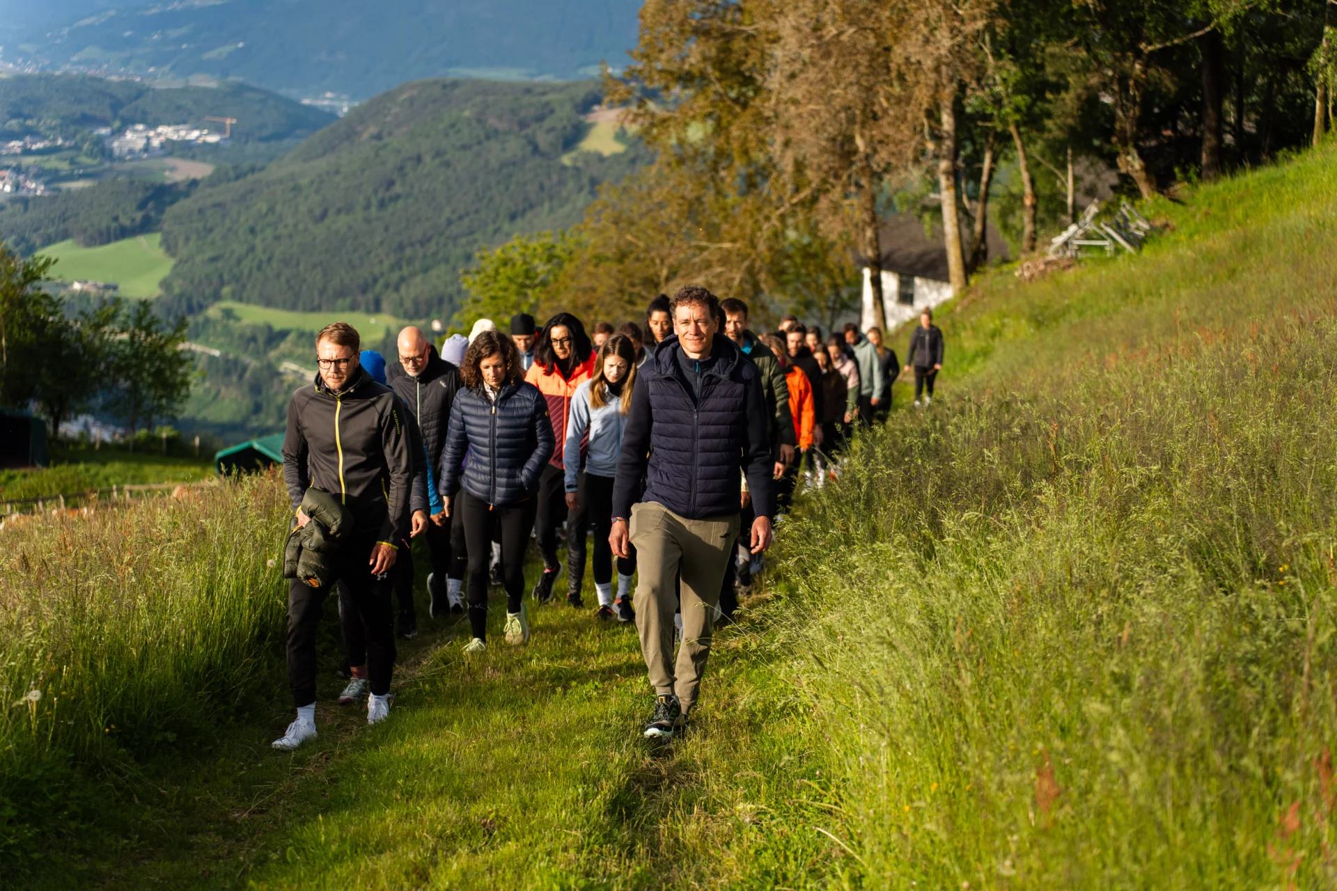 Mirco leitet Gehmeditation an