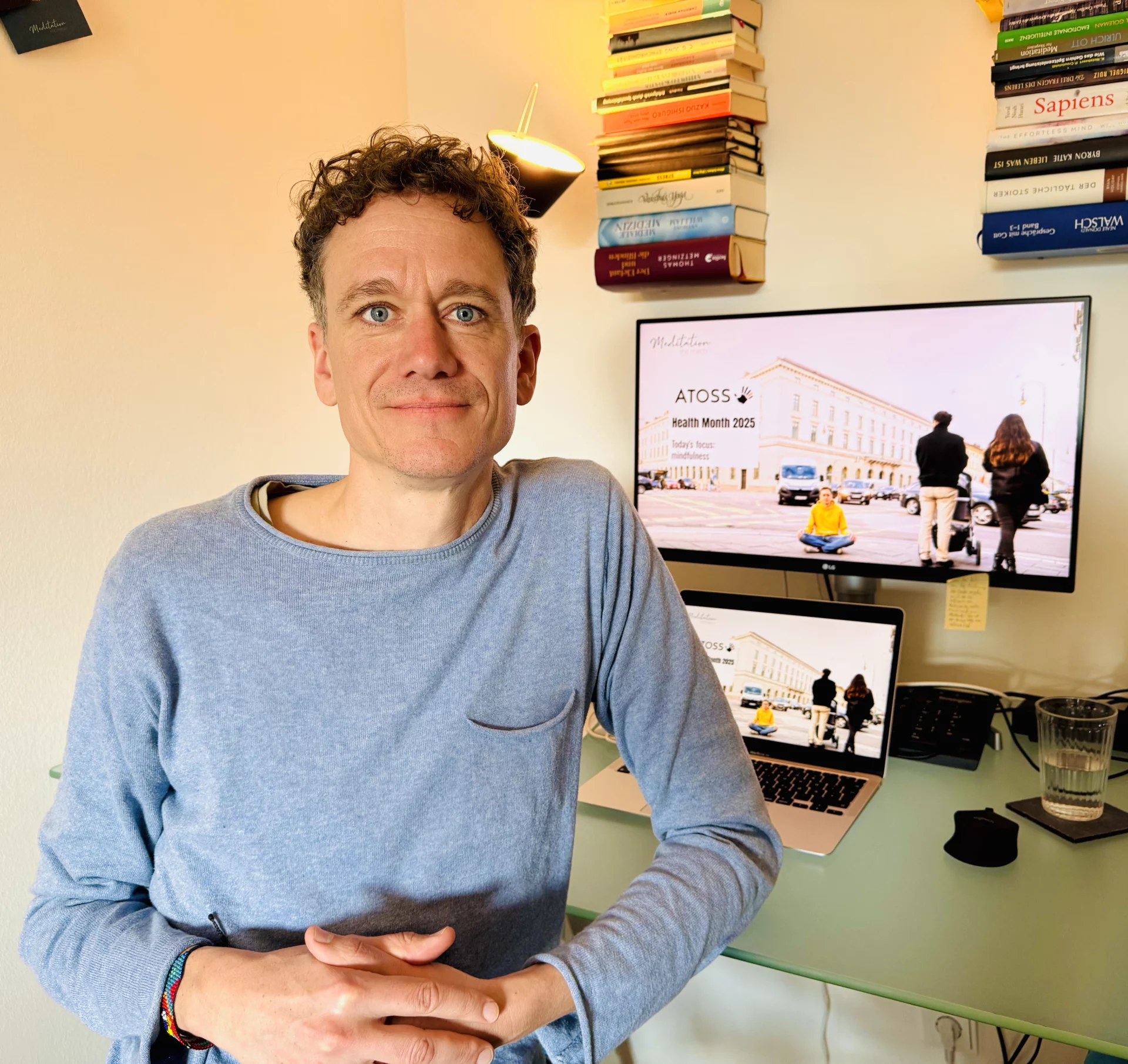 Mirco bereitet Online Meditations Workshop für eine Firma vor